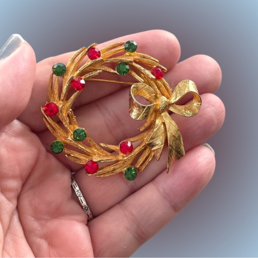 Signed vintage Corel goldtone wreath brooch red green rhinestones Xmas festive